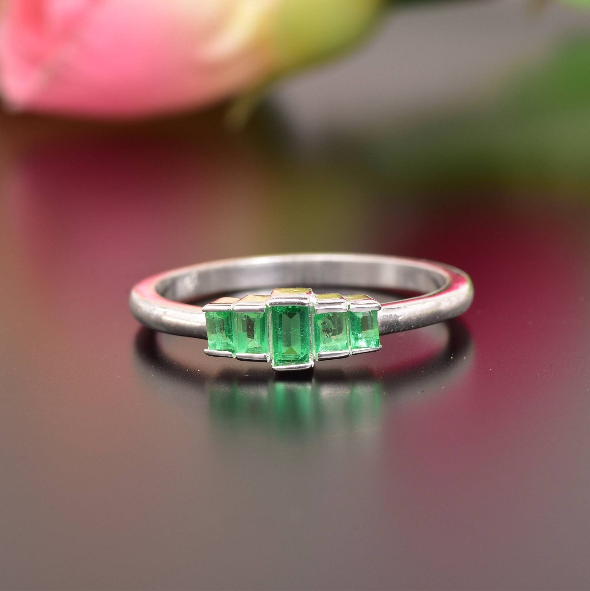 Smaragd Baguette Stapelbarer Ehering/14K Massive Gold Minimalist Ring Stapel Smaragd Schmuck Mai Geburtsstein Smaragd Baguette Stapelbarer Ehering/14K Massive Gold Minimalist Ring Stapel Smaragd Schmuck Mai Geburtsstein von AMARJEWELSTUDIO