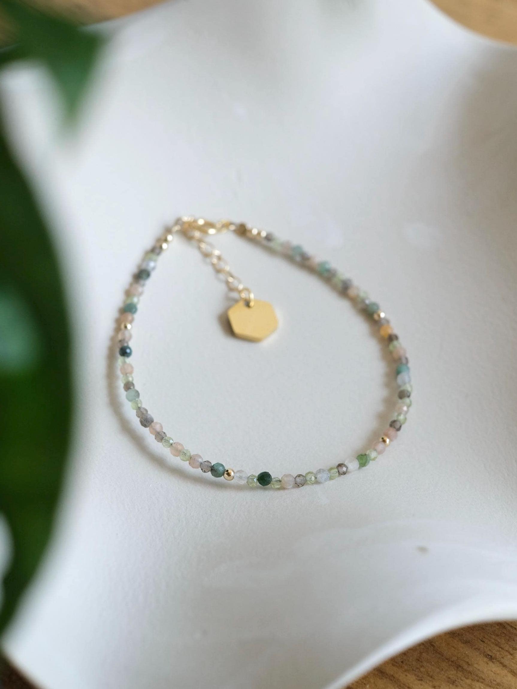 Dezentes Perlenarmband Aus Edelstein & 14K Gold Gefüllten Perlen, Edelsteinschmuck, Geschenkidee, Wasserfest, Geburtssteine [Fiora Verde] von AMAROmadewithlove