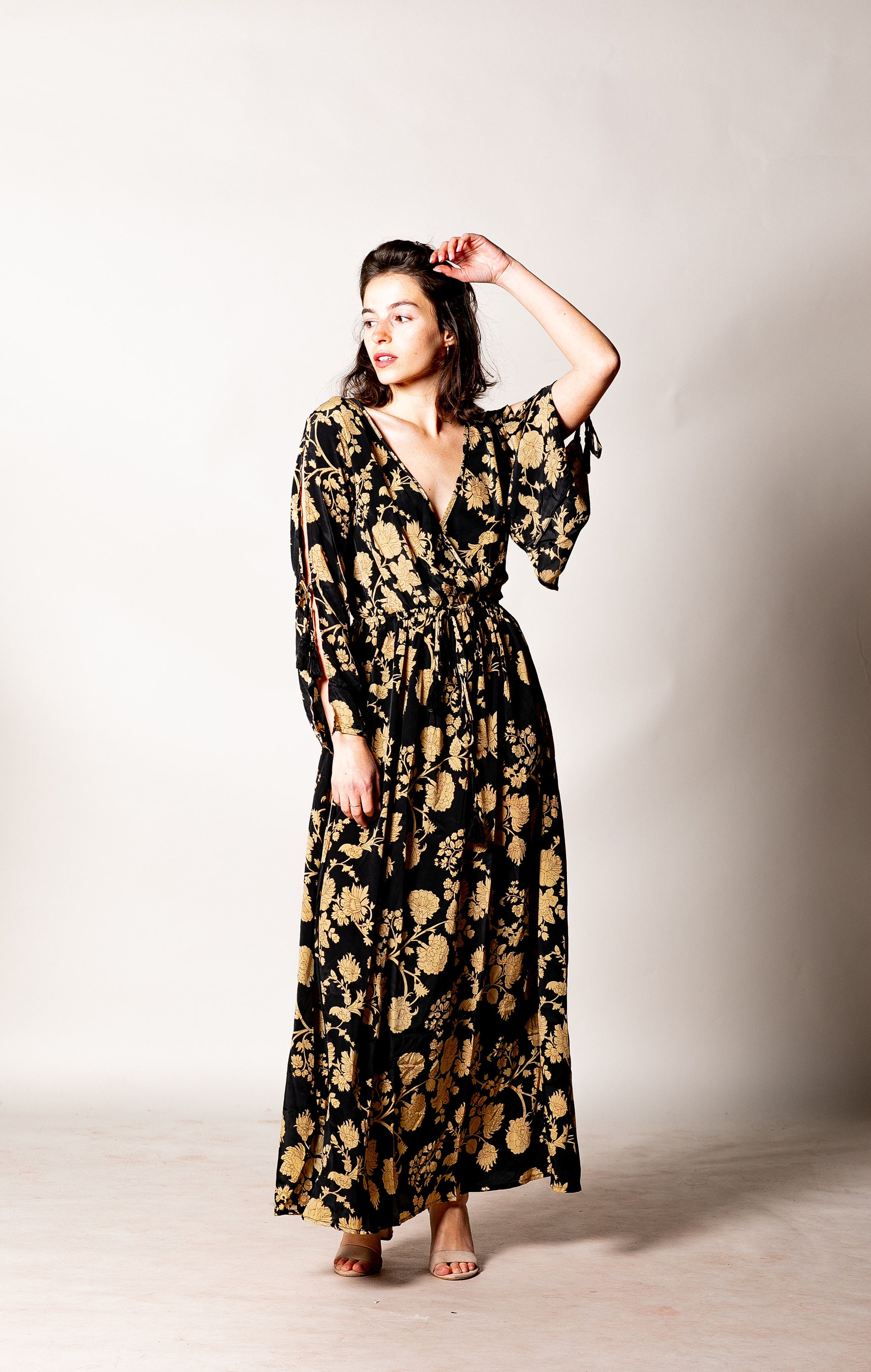 Schwarzes Maxikleid Für Frauen Mit Langen Ärmeln | Boho Kleider Florales Langes Kleid Tiefer V-Ausschnitt Wickeln Um Den Hals Abendkleid Kaftan Schwarzes Maxikleid Für Frauen Mit Langen Ärmeln | Boho Kleider Florales Langes Kleid Tiefer V-Ausschnitt Wickeln Um Den Hals Abendkleid Kaftan von AMAYAbyML