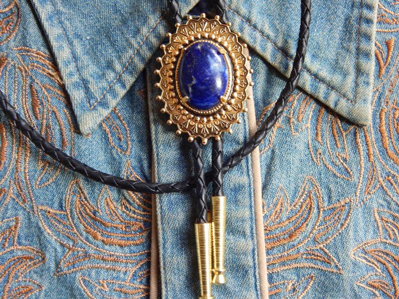 Blau Lapis Lazuli Bolokrawatte Goldene Metall Western Bootlace Krawatte von AMERICANMAGIC
