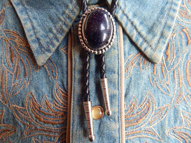 Dunkelblau Goldstone Bolokrawatte Silber Metall Western Bootlace Krawatte von AMERICANMAGIC