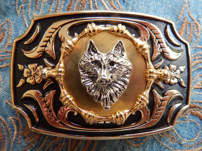 Geprägte Wolfskopf Gürtelschnalle Silber & Gold Western Style von AMERICANMAGIC