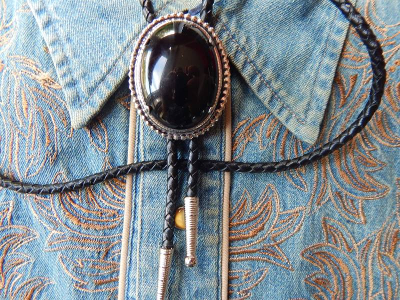 Große Schwarze Onyx Bolokrawatte Metall Western Bootlace Krawatte von AMERICANMAGIC