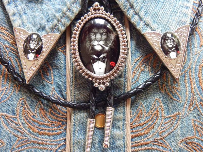 Lion in Tuxedo Bolo Krawatte & Kragen Spitzen Set - Silber Farbe Metall von AMERICANMAGIC