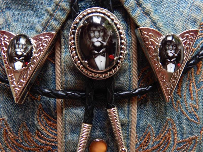 Lion in Tuxedo Bolo Krawatte & Kragen Spitzen Set - Silber Farbe Metall von AMERICANMAGIC