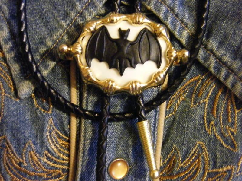 Neue Exklusive Bolo Bootlace Krawatte Schwarz Vampir Fledermaus Goldfarbe Metal Goth Western Damen Herren Neue Exklusive Bolo Bootlace Krawatte Schwarz Vampir Fledermaus Goldfarbe Metal Goth Western Damen Herren von AMERICANMAGIC