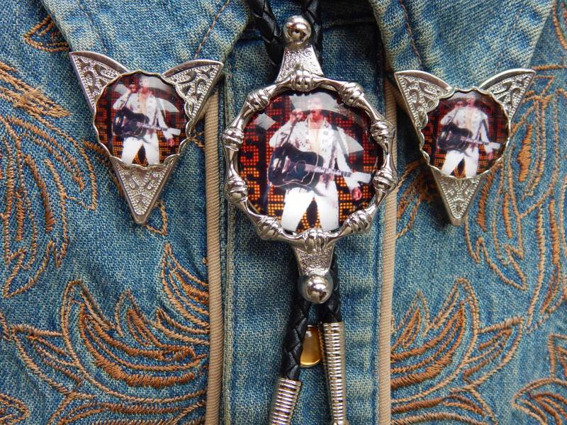 Neue Exklusive Elvis Presley Bolo Bootlace Krawatte Und Kragen Spitzen Set Silber Farbe Metall Hochzeit Bräutigam Damen Herren von AMERICANMAGIC