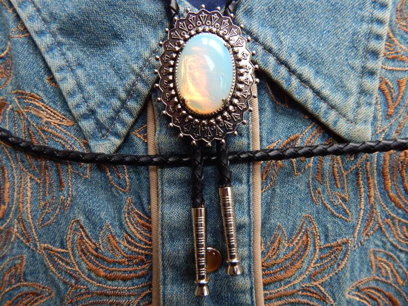 Opalit Stein Bolokrawatte Silber-Metallhochzeits-Schnürsenkel-Krawatte von AMERICANMAGIC