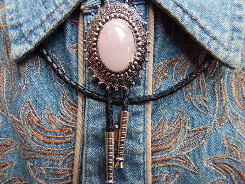 Rosenquarz Bolokrawatte Silber Metall Western Cord Krawatte von AMERICANMAGIC