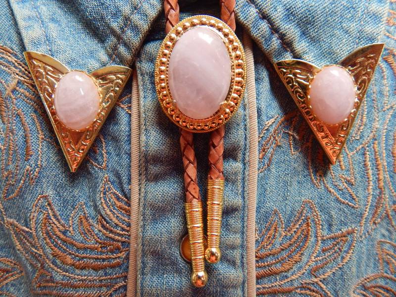 Rosenquarz Bolotie & Spitzen Halsbandspitze Im Set Metall Goldfarben, Leder Braun von AMERICANMAGIC