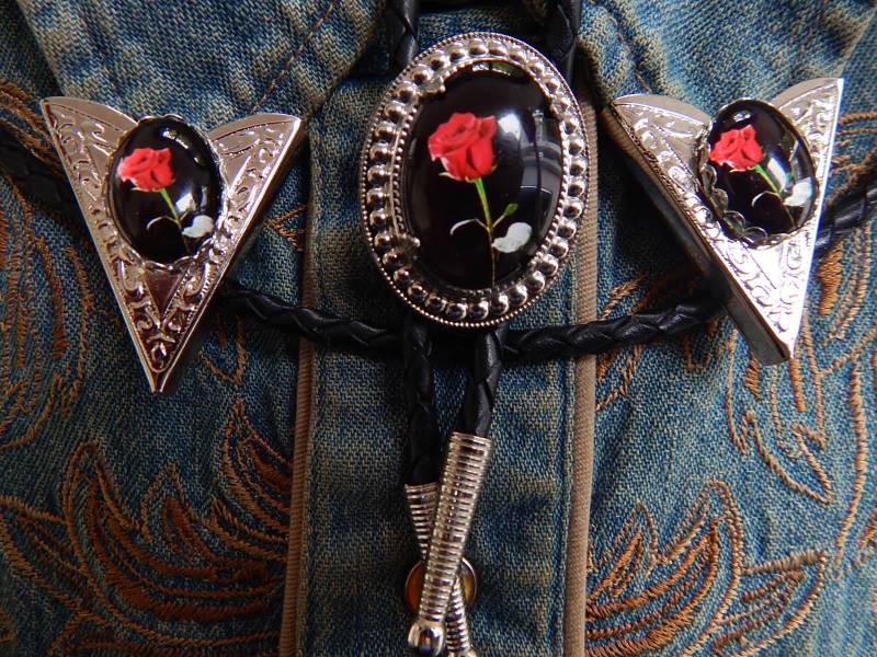 Rote Rose Krawatte & Spitzen Kragenspitze Im Set Silber, Metall, Western-Hochzeit von AMERICANMAGIC