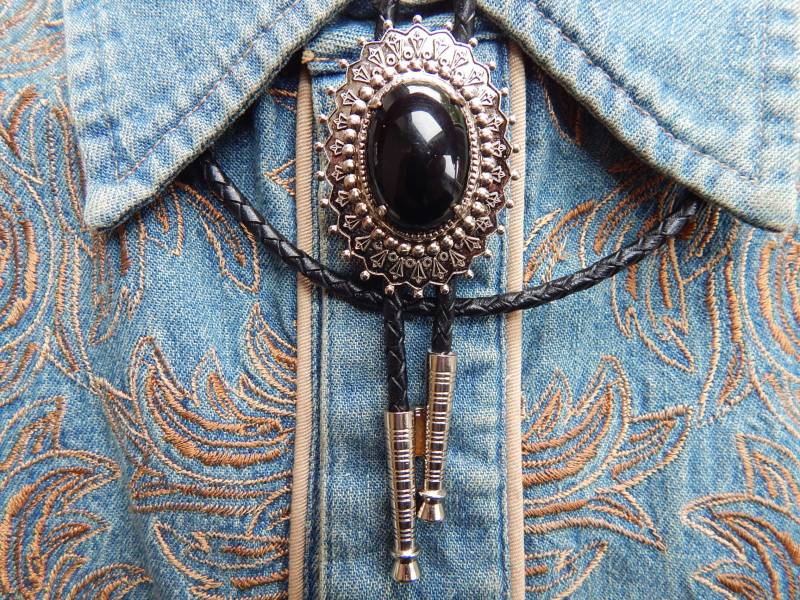 Schwarze Onyx Bolokrawatte Silber Metall Western Bootlace Krawatte von AMERICANMAGIC