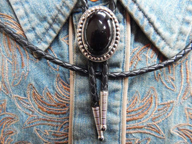 Schwarze Onyx Bolokrawatte Silber Metall Western Cord Krawatte von AMERICANMAGIC