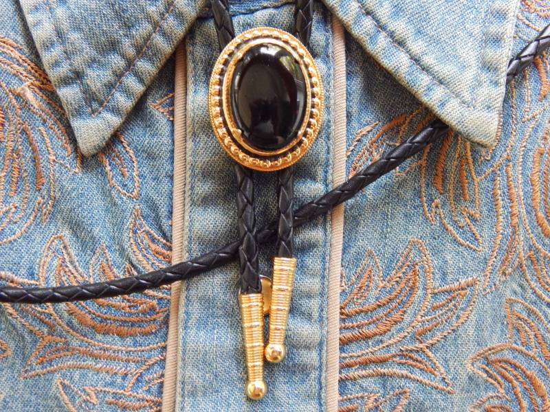 Schwarze Onyx Bolokrawatte Aus Metall Western Bootlace Krawatte von AMERICANMAGIC