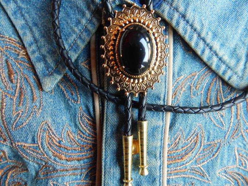 Schwarzer Onyx Bolokrawatte Westliche Schnürkrawatte Im Goldton von AMERICANMAGIC