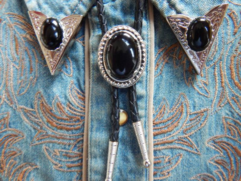 Schwarzer Onyx Bolokrawatte & Kragenspitzen Set Silberfarbene Western Wear von AMERICANMAGIC