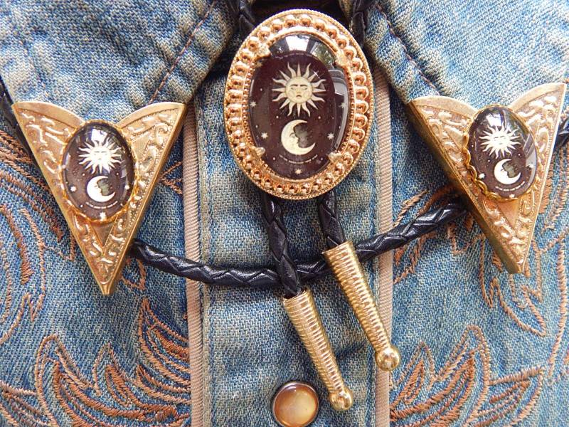 Sonne Und Mond Bolokrawatte & Kragenspitzen Set - Goldfarbe Metall von AMERICANMAGIC