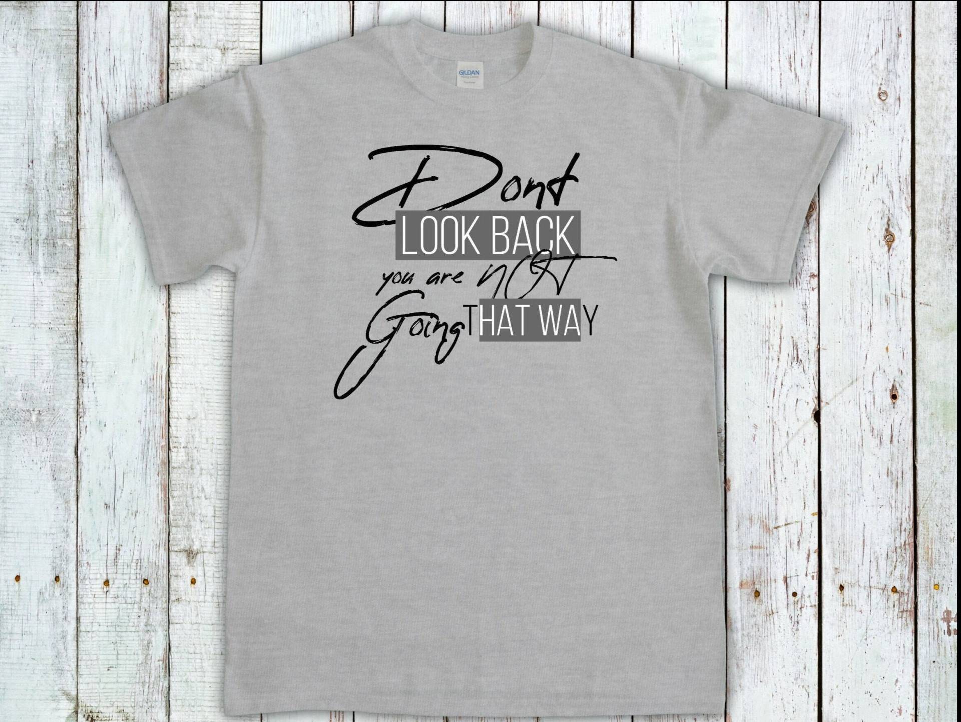Don't Look Back You Are Not Going That Way, Motivierendes Shirt, Inspirierendes T-Shirt, Tolles Geschenk Für Einen Freund, Moving Forward Shirt Don't Look Back You Are Not Going That Way, Motivierendes Shirt, Inspirierendes T-Shirt, Tolles Geschenk Für Einen Freund, Moving Forward Shirt von AMFApparel