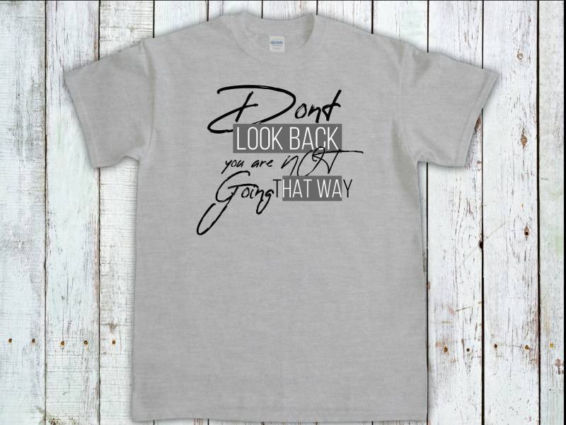 Don't Look Back You Are Not Going That Way, Motivierendes Shirt, Inspirierendes T-Shirt, Tolles Geschenk Für Einen Freund, Moving Forward Shirt Don't Look Back You Are Not Going That Way, Motivierendes Shirt, Inspirierendes T-Shirt, Tolles Geschenk Für Einen Freund, Moving Forward Shirt von AMFApparel