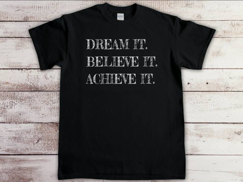 Dream It, Beleive Acheive It T-Shirt, Inspiration Tshirt, Motivationsshirt, Positive Vibes Only, Inspirierende Sprüche Dream It, Beleive Acheive It T-Shirt, Inspiration Tshirt, Motivationsshirt, Positive Vibes Only, Inspirierende Sprüche von AMFApparel