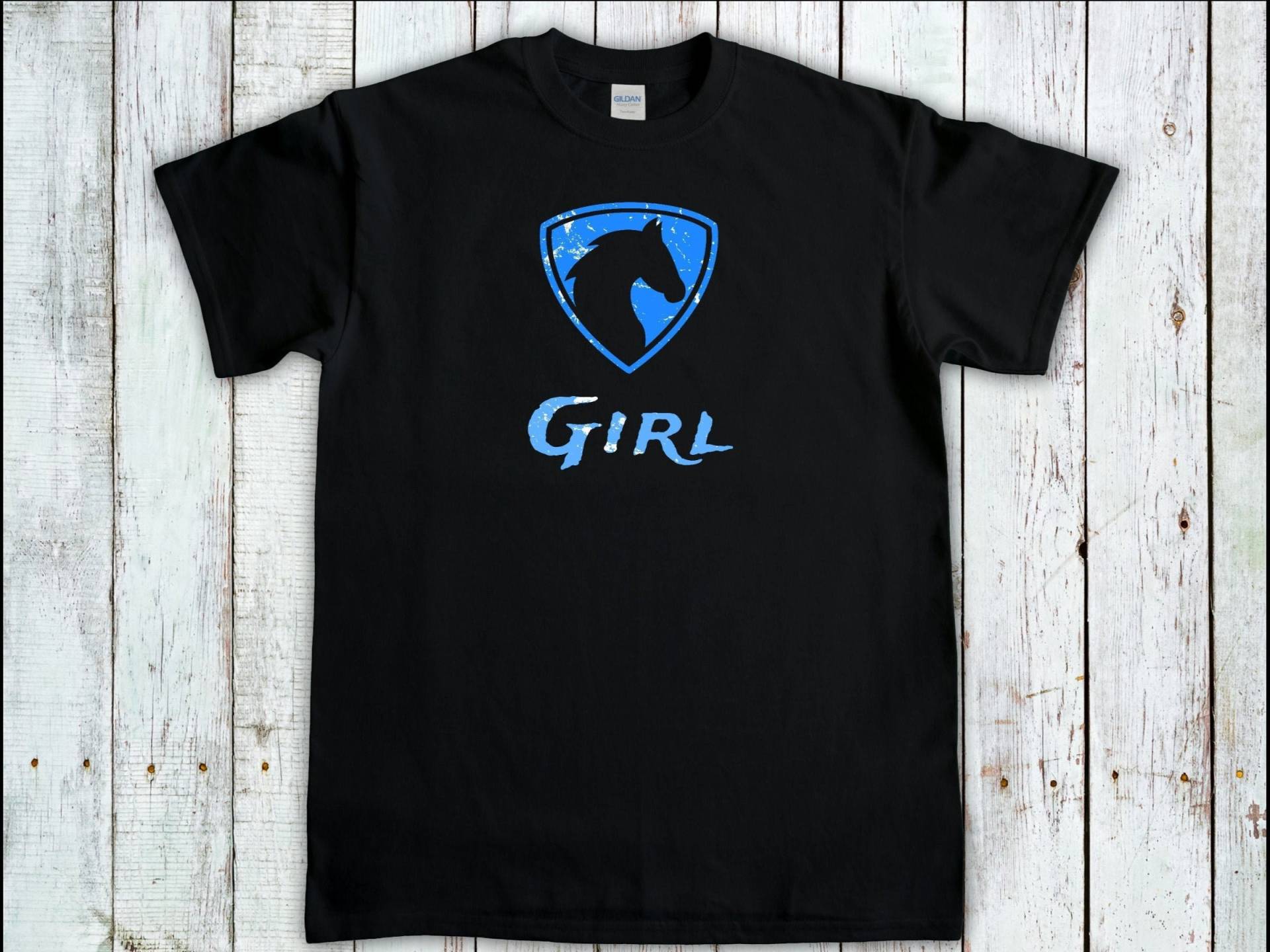 Pferdemädchen T-Shirt Detailreich Mit Pferdeabzeichen Distressed Look, Pferdeliebhaber Geschenk, Geschenke Für Pferdeliebhaber, Kuhmädchen Shirt Pferdemädchen T-Shirt Detailreich Mit Pferdeabzeichen Distressed Look, Pferdeliebhaber Geschenk, Geschenke Für Pferdeliebhaber, Kuhmädchen Shirt von AMFApparel