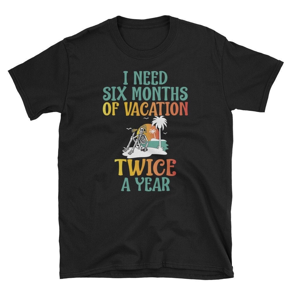Urlaub Shirt, Ich Brauche Sechs Monate Zweimal Im Jahr, Tolles Lustiges Sommerurlaub T-Shirt Urlaub Shirt, Ich Brauche Sechs Monate Zweimal Im Jahr, Tolles Lustiges Sommerurlaub T-Shirt von AMFApparel