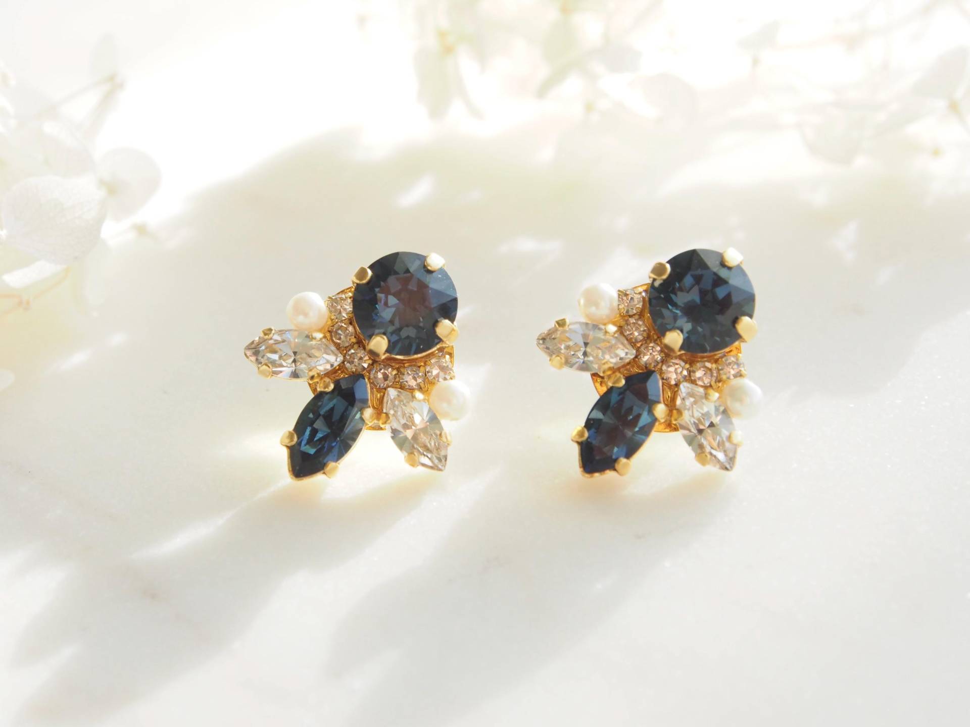 Navy Swarovski Ohrringe Dunkelblau Kristall Cluster Braut Clip Ons Brautjungfern Navy Swarovski Ohrringe Dunkelblau Kristall Cluster Braut Clip Ons Brautjungfern von AMIHjewellery