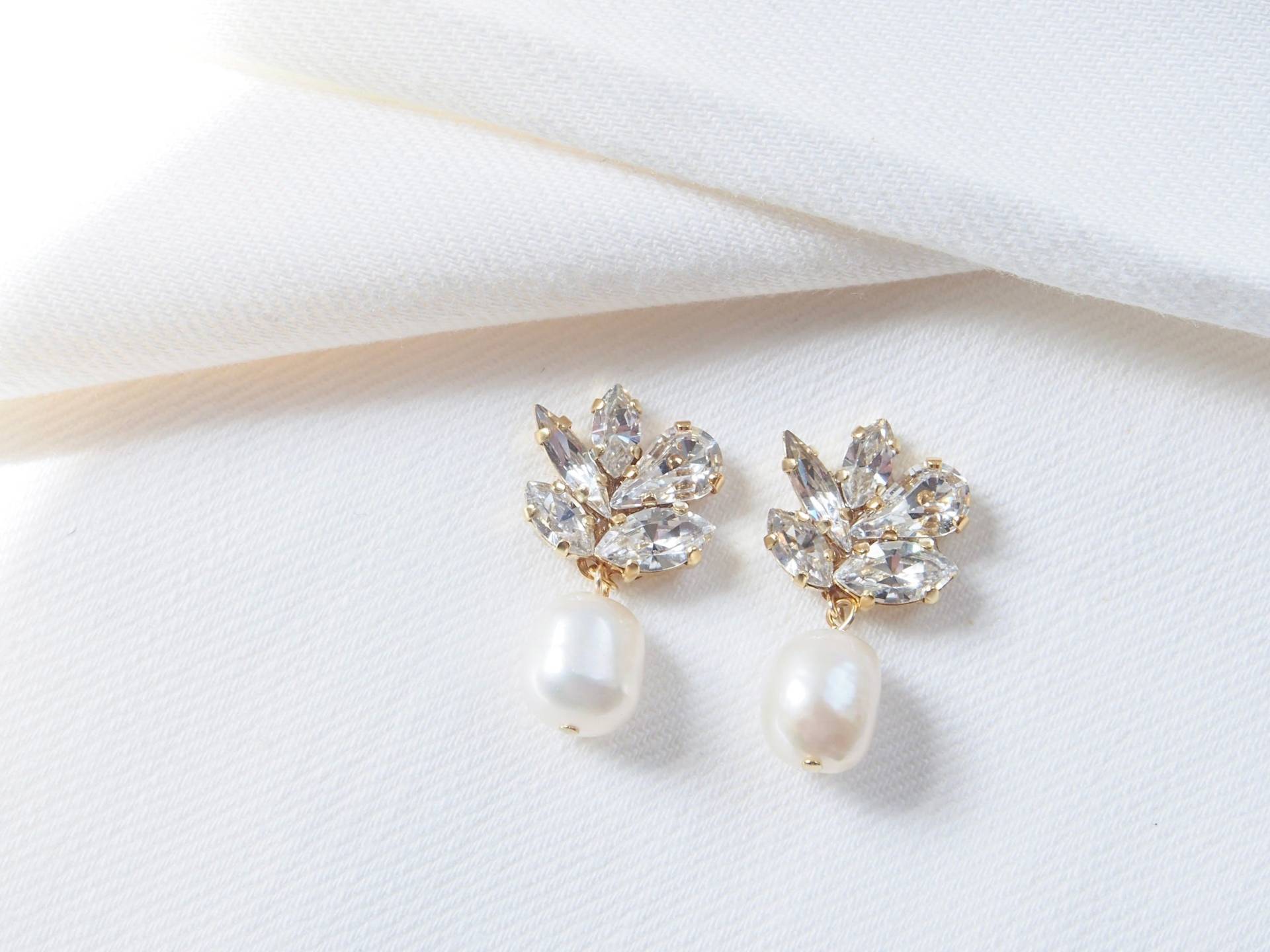 Swarovski Cluster Mit Süßwasserperle, Braut Ohrringe, Clip Ons, Bijou Hypoallergene Hochzeit Ohrringe Swarovski Cluster Mit Süßwasserperle, Braut Ohrringe, Clip Ons, Bijou Hypoallergene Hochzeit Ohrringe von AMIHjewellery