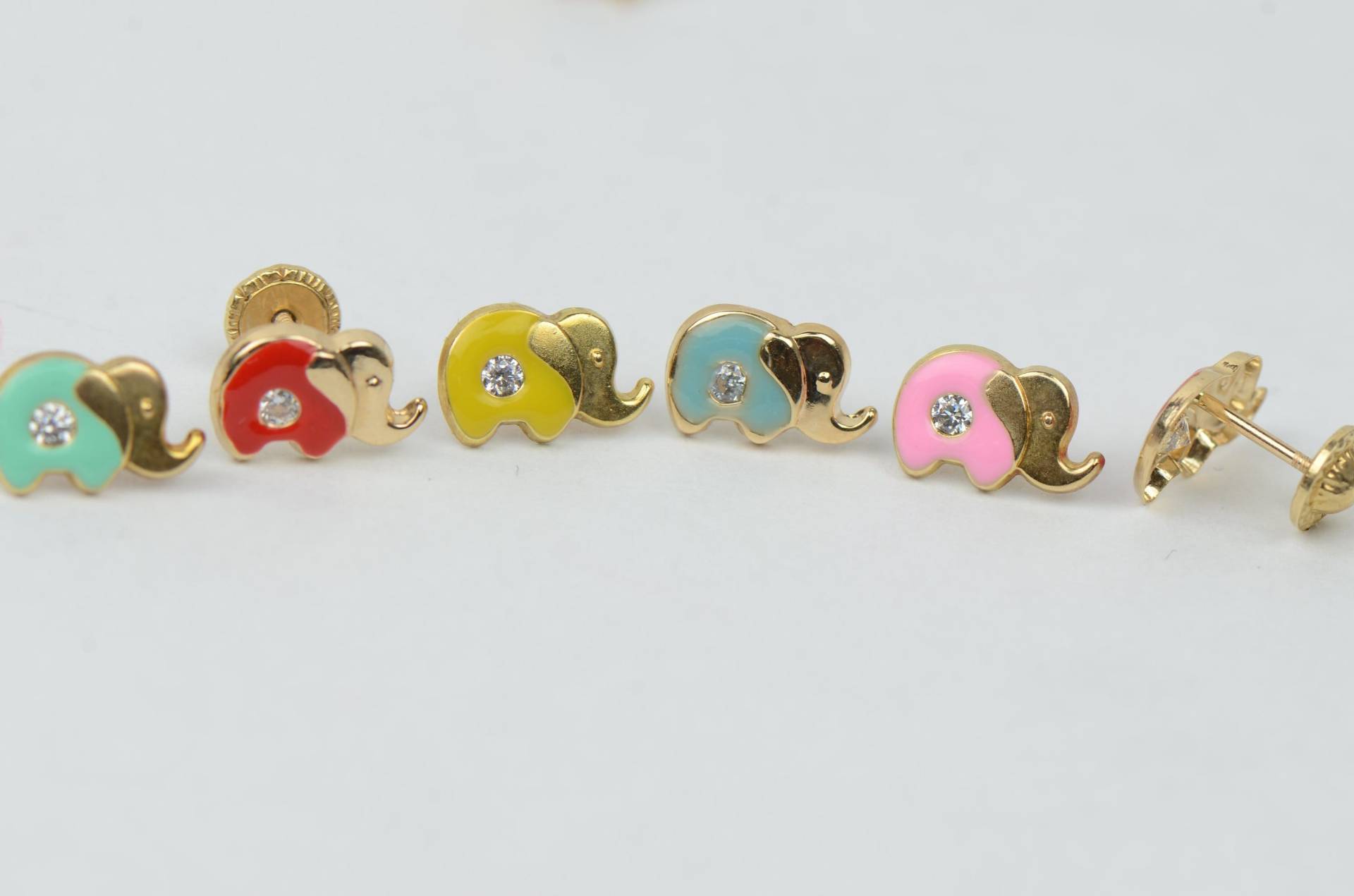 14K Gelb Gold Baby Emaille Und Cz Elefant Ohrringe, Screw Back von AMJEWELRYNYC