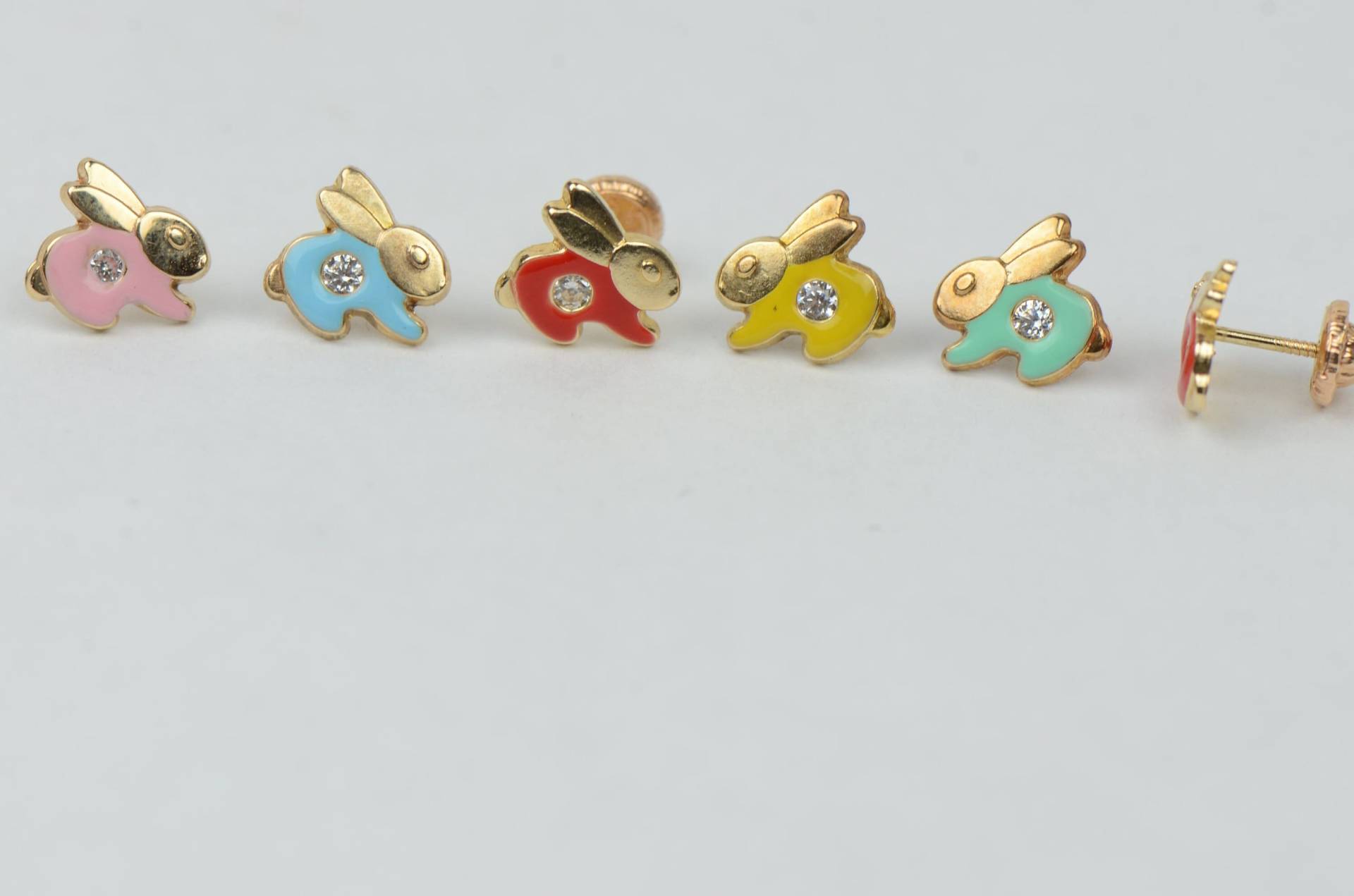 14K Gelbgold Emaille Und Cz Rabbit Baby Ohrringe, Screw Back von AMJEWELRYNYC