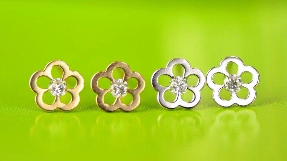 14K Weißgold Oder Gelbgold Blumen Ohrstecker Mit Cz von AMJEWELRYNYC