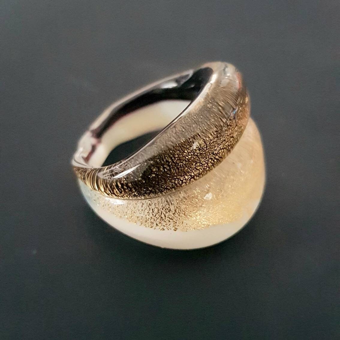 Bicolor Doppelt Abgerundeter Ring Mit 24 Karat Blattgold Bicolor Doppelt Abgerundeter Ring Mit 24 Karat Blattgold von AMOROSOGLASS