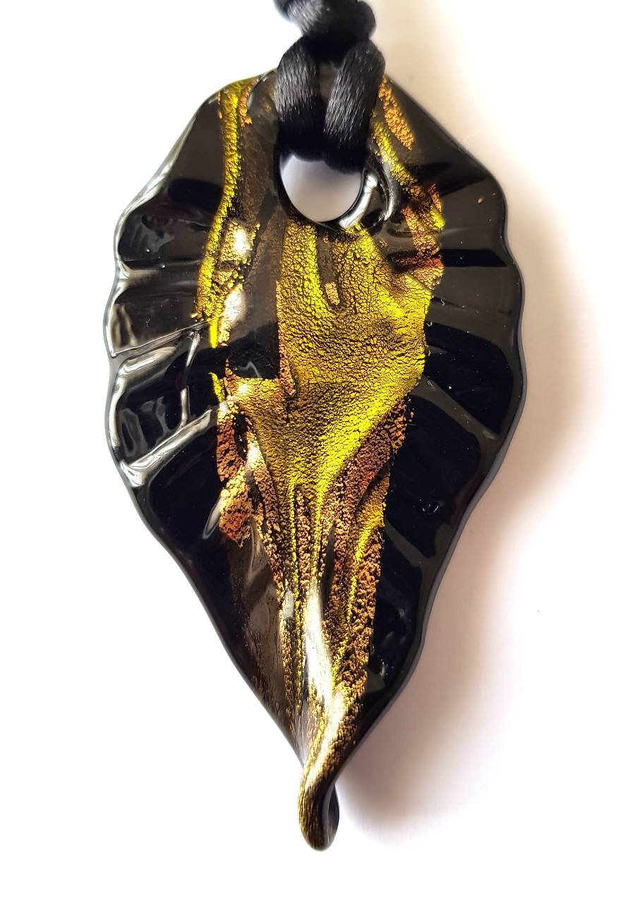 Länglicher Lampwork-Anhänger Aus Muranoglas Mit 24-Karätigem Blattgold Länglicher Lampwork-Anhänger Aus Muranoglas Mit 24-Karätigem Blattgold von AMOROSOGLASS