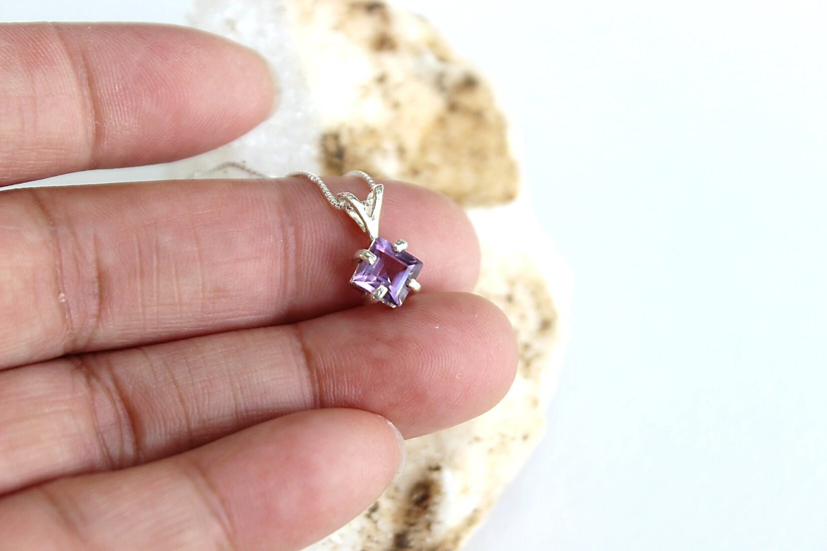 Amethyst Dreieck Kleine Anhänger, Sterling Silber Halskette Amethyst Dreieck Kleine Anhänger, Sterling Silber Halskette von AMORco
