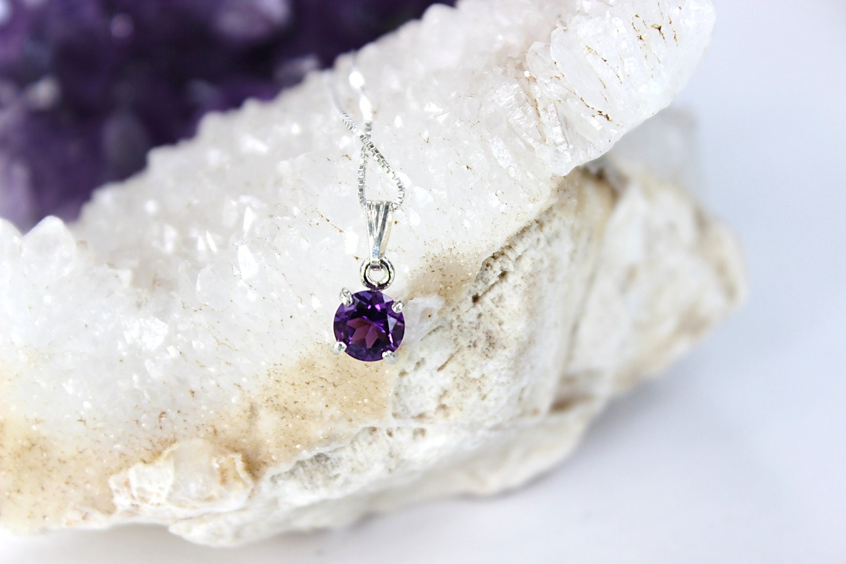 Amethyst Runde Kleine Anhänger, Sterling Silber Halskette Amethyst Runde Kleine Anhänger, Sterling Silber Halskette von AMORco