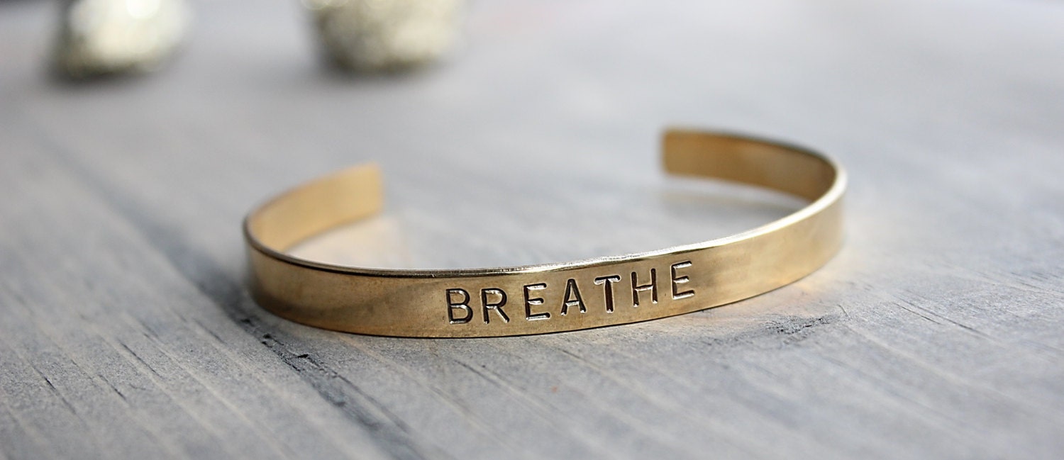 Breathe, Kreuz, Messing Manschette Armband, Geschenk, Schwester Bester Freund, Gestempelt Schmuck Breathe, Kreuz, Messing Manschette Armband, Geschenk, Schwester Bester Freund, Gestempelt Schmuck von AMORco