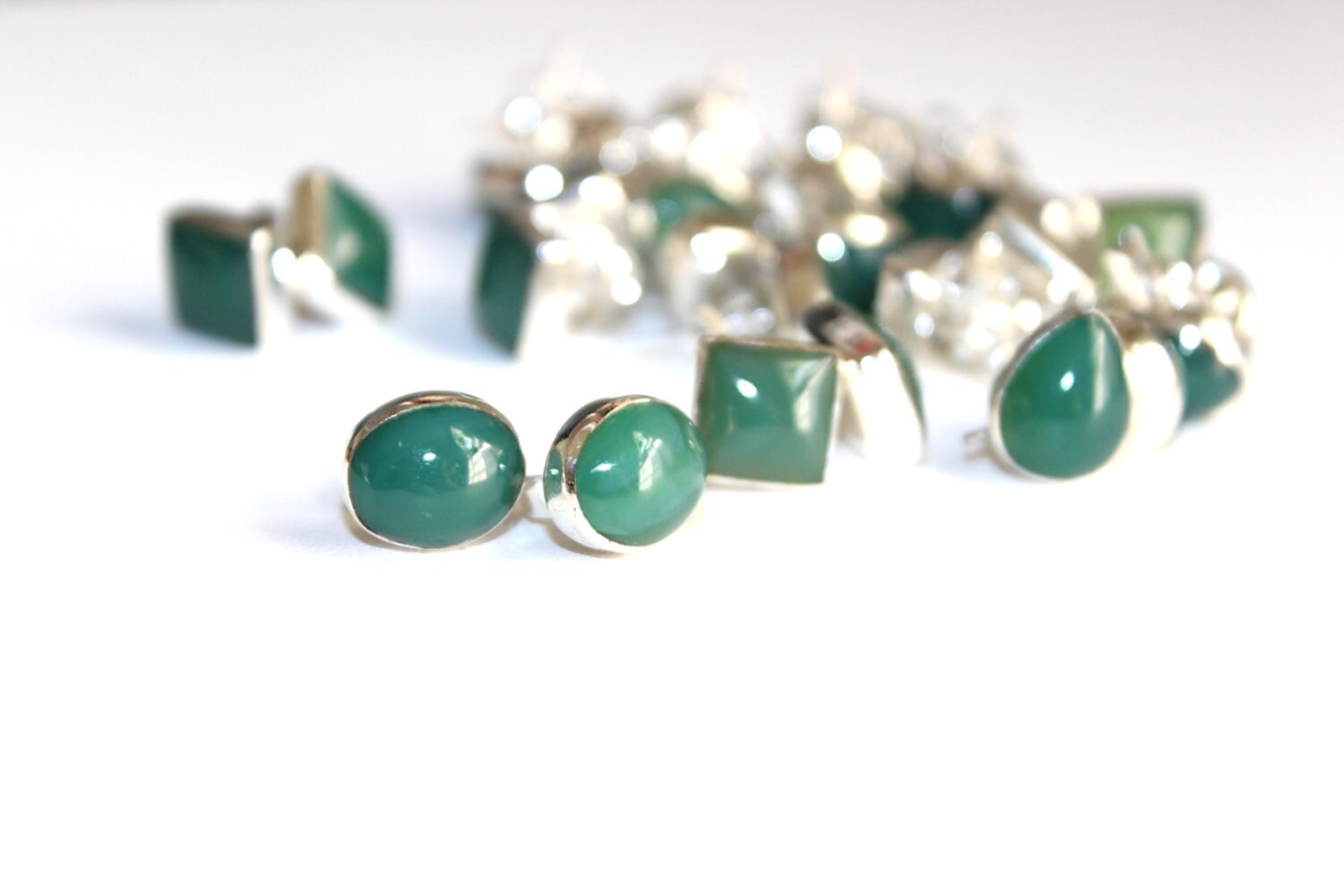 Grüne Agate Sterling Silbergestüte Grüne Agate Sterling Silbergestüte von AMORco
