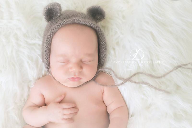 Neugeborenen Mohair Bärenmütze, Baby Fotografie Vintage Requisite von AMOSandSAWYER