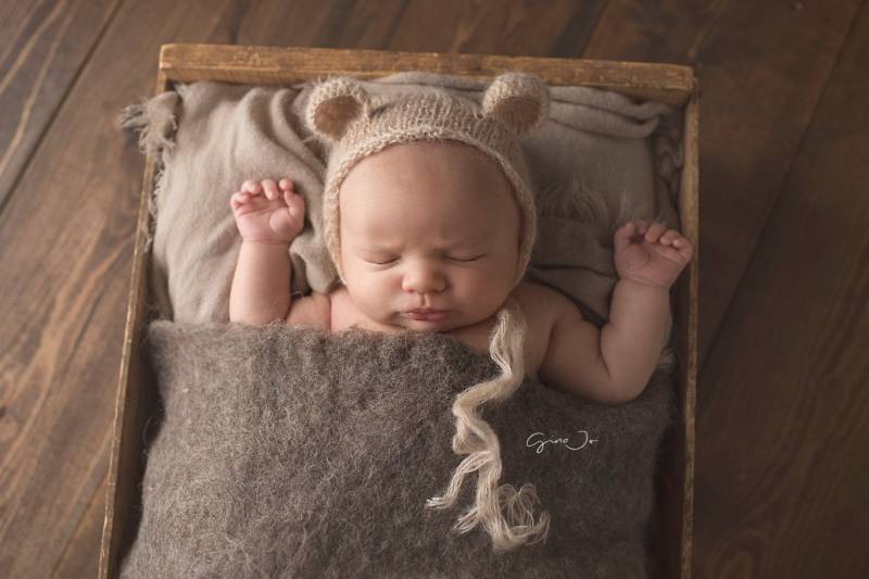 Neugeborenen Mohair Bärenmütze, Baby Fotografie Vintage Requisite von AMOSandSAWYER