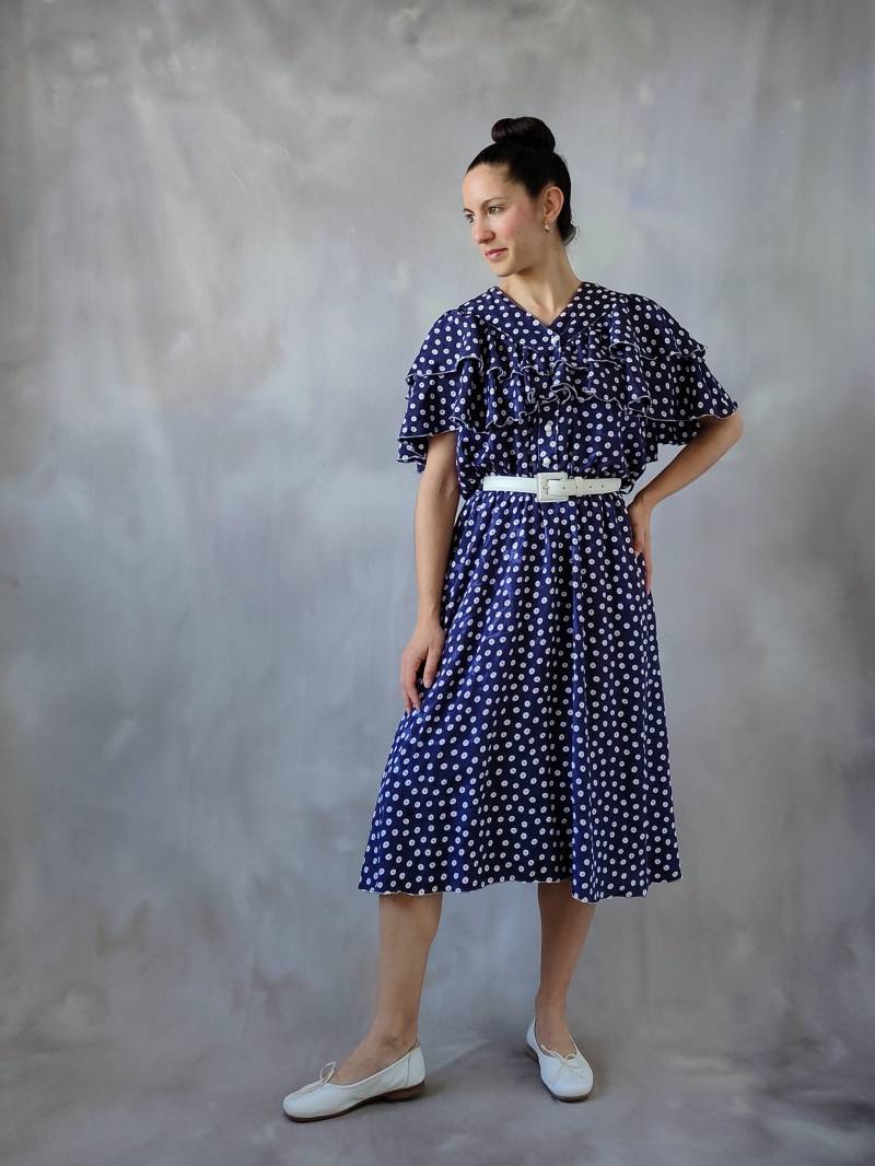 Vintage Marineblaues Midikleid, 70Er 80Er Jahre Cocktailkleid Mit Rüschen, Weißes Geknöpftes Maritimes Sommerkleid -M von AMPARITOvintage