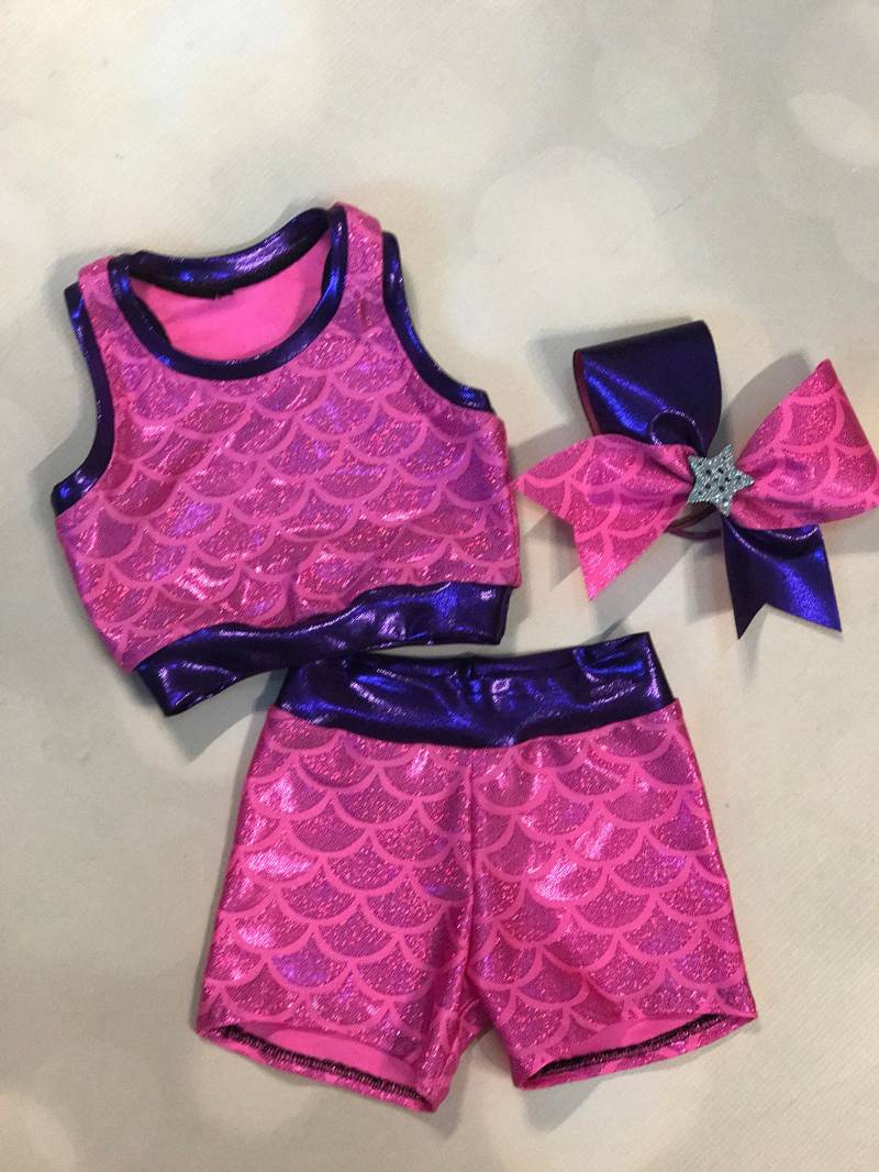 Der "Shelby" Mermaid Scale Crop Top Sport Bh, Spandex Shorts Und Optional Passendes Cheer Bow Outfit/Girls Dancewear Bh von AMPtActivewear