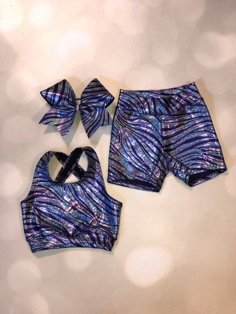 Der "Wild" Fringe Tank, Holographic Purple Zebra Sport Bh, Spandex Shorts Und Optional Passender Cheer Bow" von AMPtActivewear