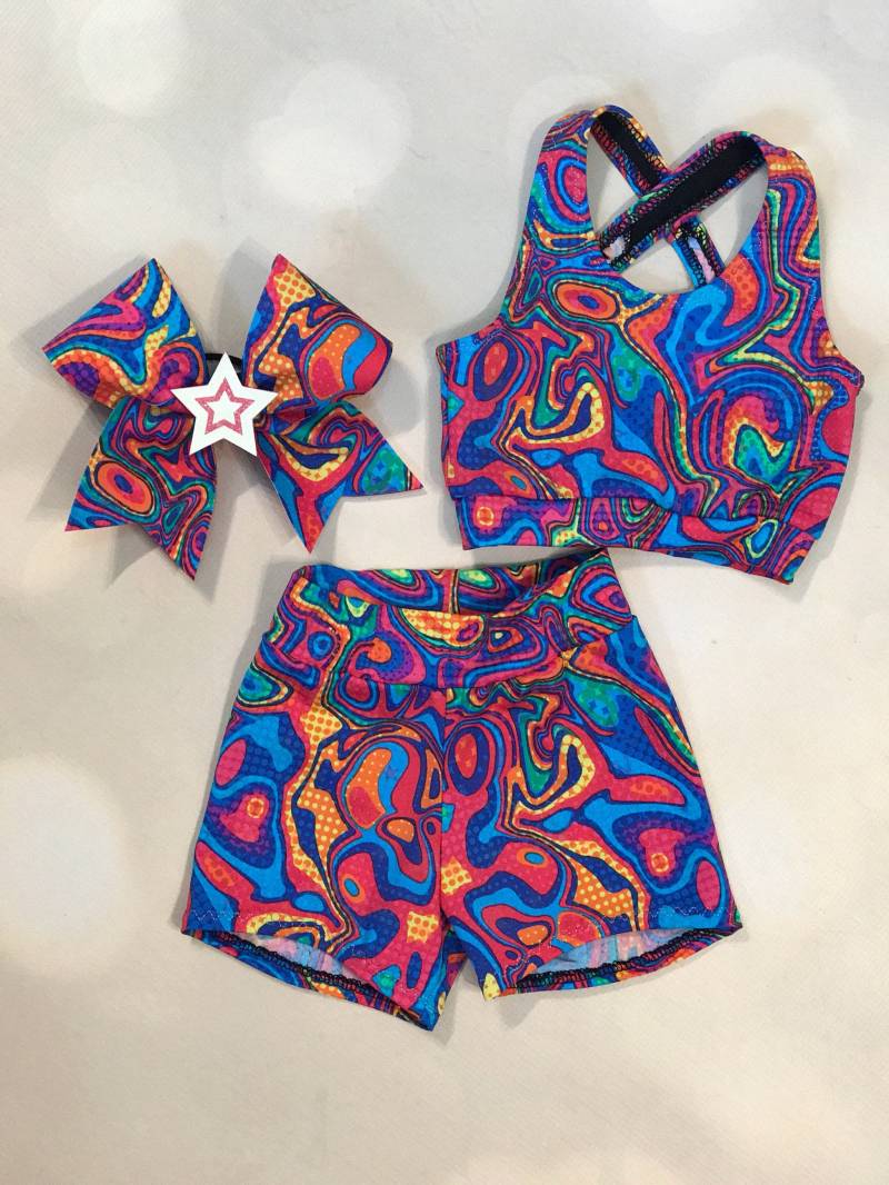 Die "Intensity" Glow in The Dark Girls Dancewear Tie Dye Swirl X Rücken Sport-Bh, Spandex Shorts Und Optional Cheer Bow Set Tanzkostüm von AMPtActivewear
