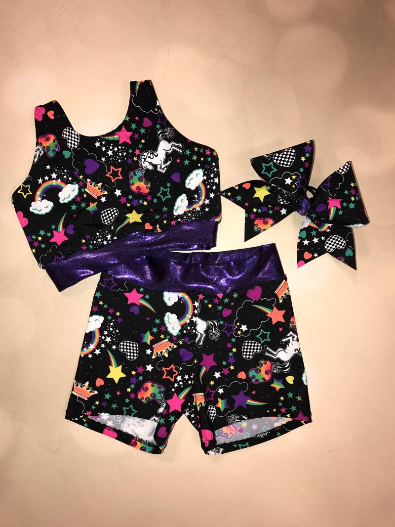 The "Emma" Girls Dancewear Einhorn Crop Top Sport Bh, Spandex Shorts Mit Optional Passendem Cheer Bow Set/Regenbogen von AMPtActivewear