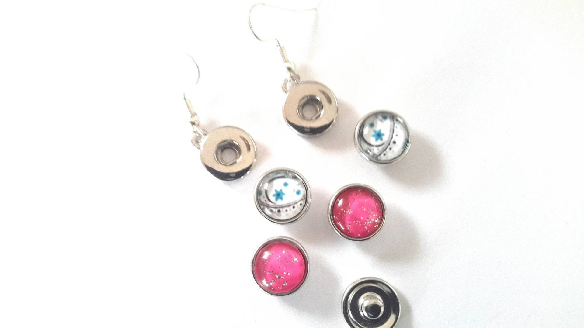 Mini 12mm Druckknopfohrringe Und 2 Paar Druckknöpfe Mit Weißem, Blauem Rosa Glitzerblumenmuster von AMRCreas