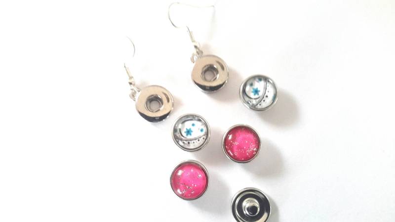 Mini 12mm Druckknopfohrringe Und 2 Paar Druckknöpfe Mit Weißem, Blauem Rosa Glitzerblumenmuster von AMRCreas