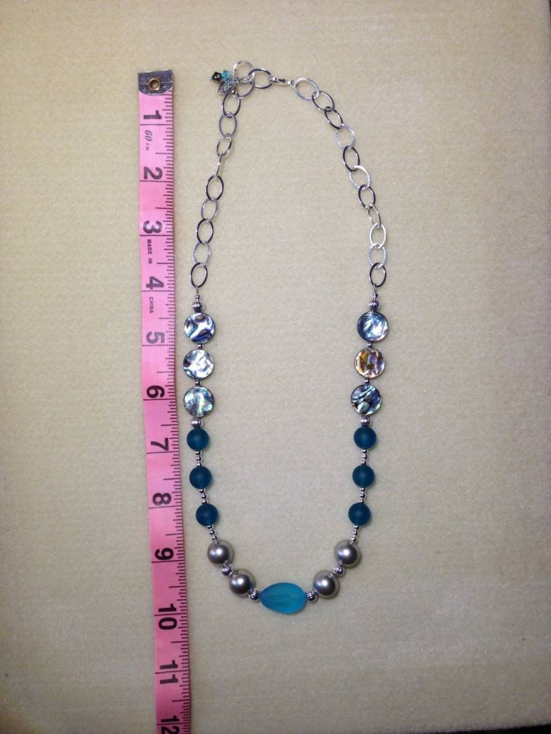 Blaue Meer Glas, Silber Kette Mit Abalone-Akzenten Blaue Meer Glas, Silber Kette Mit Abalone-Akzenten von AMRossJewelry