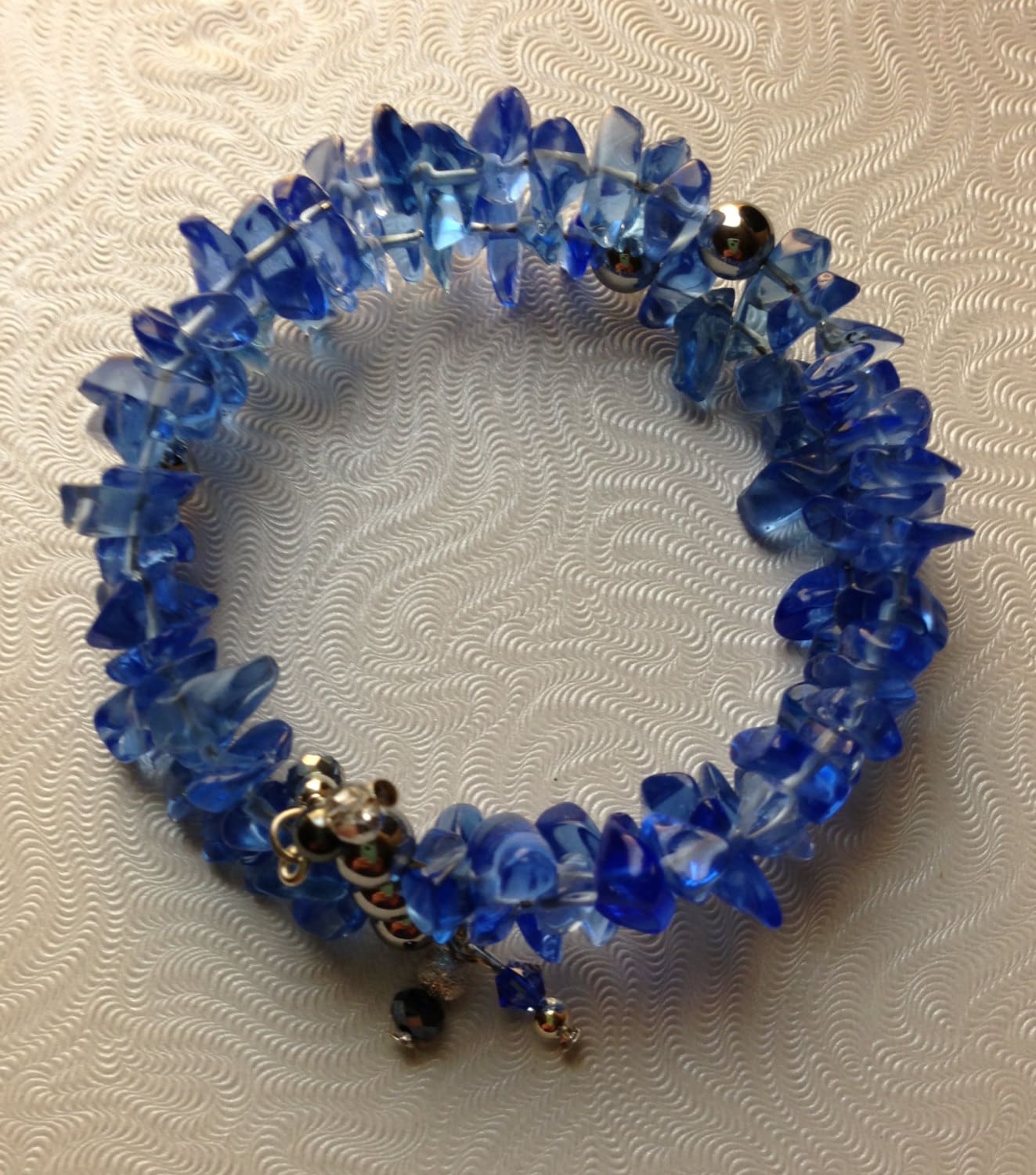 Blaues Glas Chip Memory Wire Armband Blaues Glas Chip Memory Wire Armband von AMRossJewelry