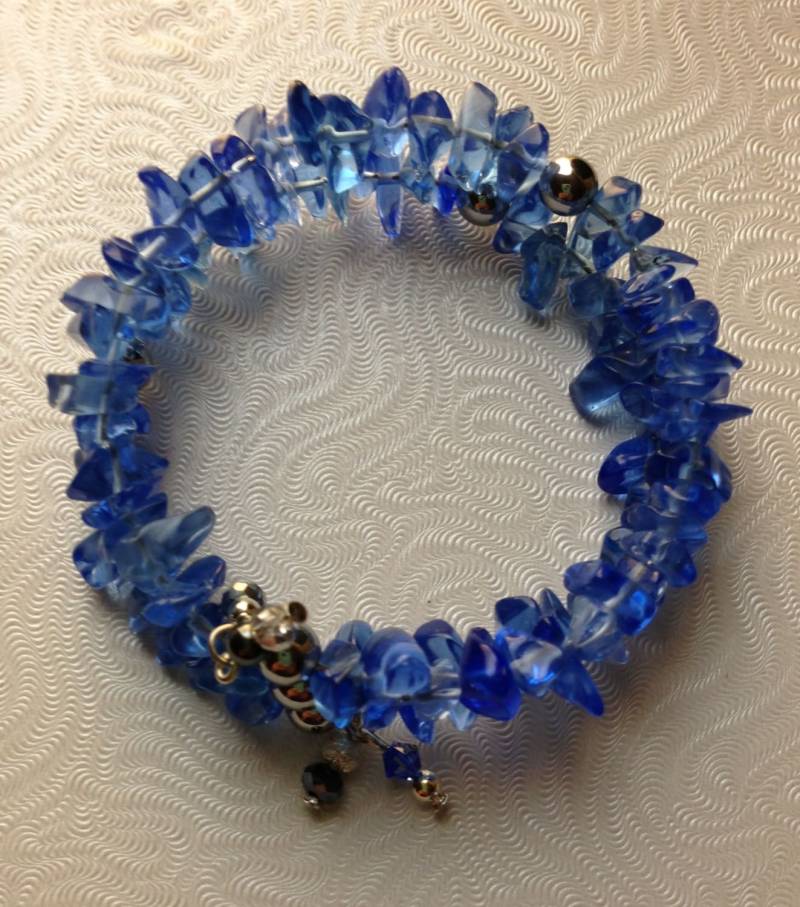 Blaues Glas Chip Memory Wire Armband Blaues Glas Chip Memory Wire Armband von AMRossJewelry