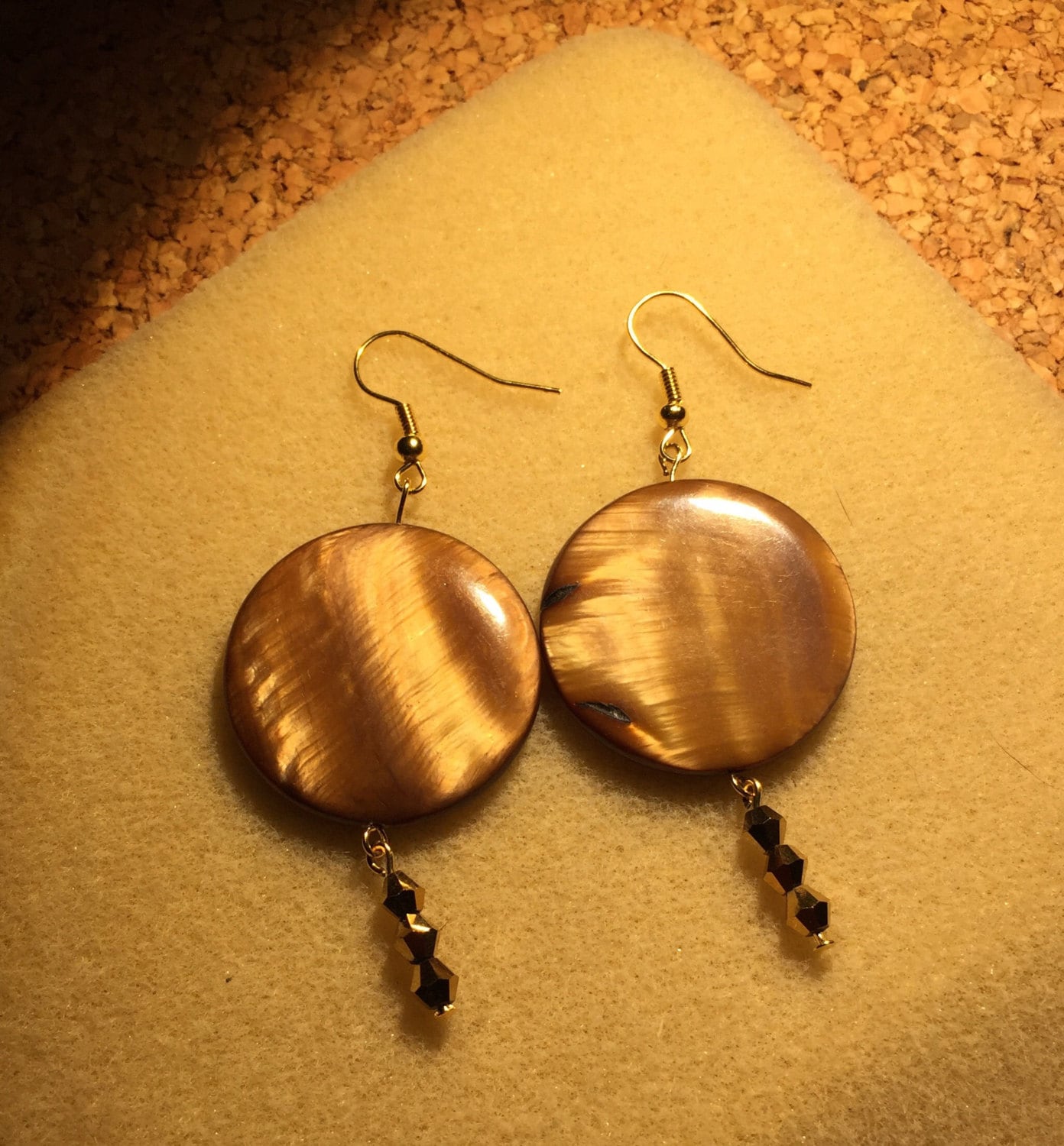 Bronze Mutter Perlmuttscheibe Ohrringe von AMRossJewelry